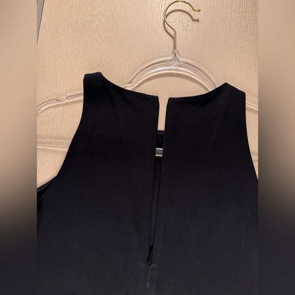 Elegant Black Sleeveless Top - Picture 4 of 5